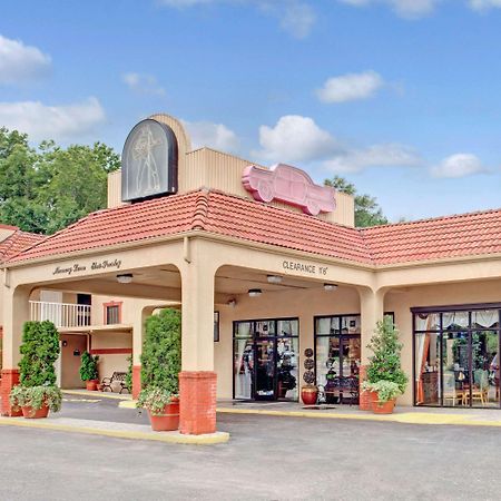 Days Inn By Wyndham Memphis At Graceland Экстерьер фото