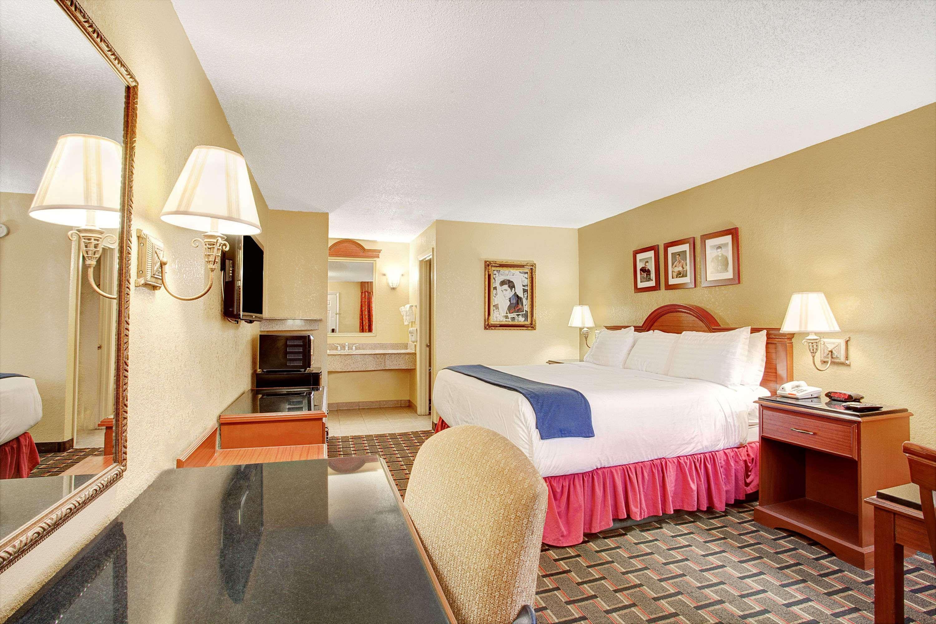 Days Inn By Wyndham Memphis At Graceland Экстерьер фото